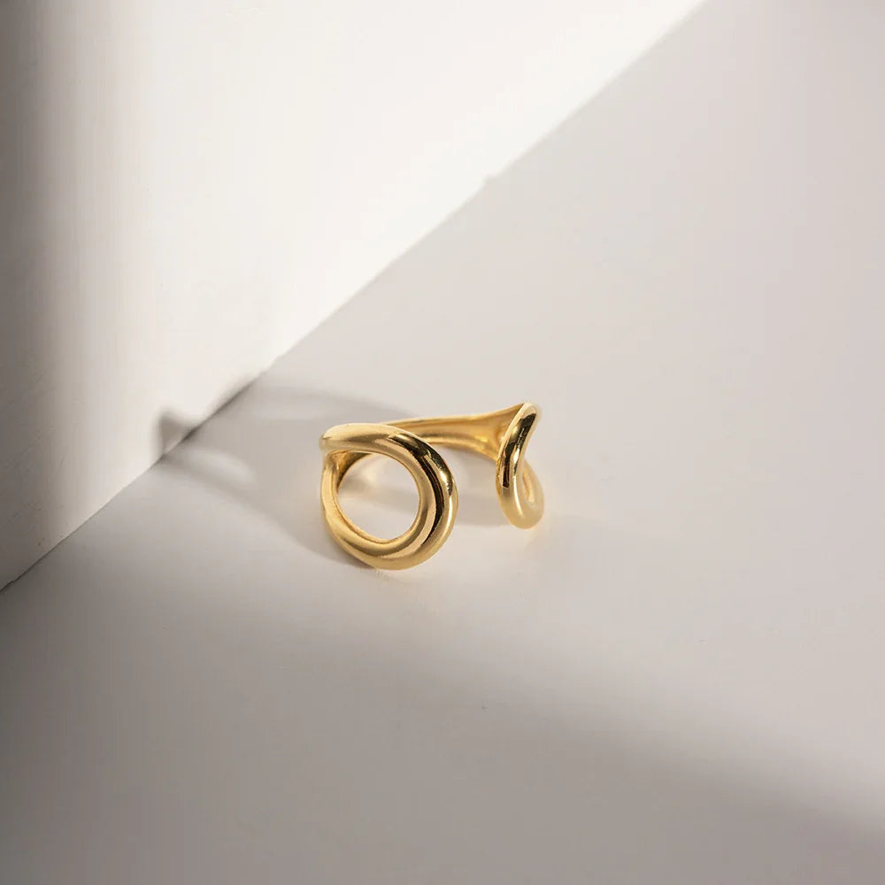 Jackie Twisted Band Ring